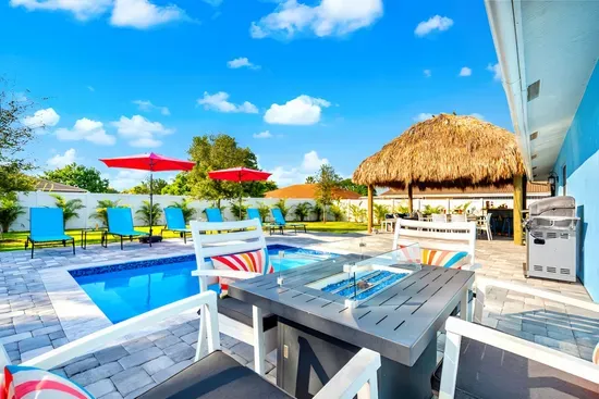 Luxe Heated Pool Home, Tiki Hut, Bar, Air Hockey!