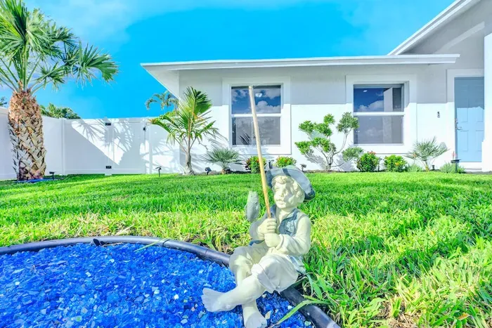 Who will spot the little fishermen in the garden fishing in the decorative blue glass?!