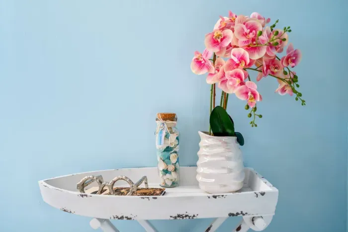 Beach motives and vibrant colors inspire the whole décor.