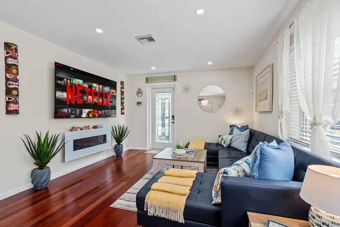 Find your place on the sofa! The binge-watching Netflix session is about to start, while enjoying the calmness of the electric fireplace below.