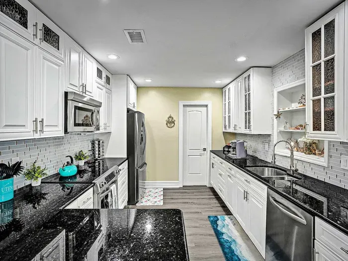 With everything you need to cook up a full 3 course meal or perhaps just a quick snack - use the stove, oven, microwave, refrigerator, freezer, kettle, toaster, blender, and of course a coffee maker for all you coffee lovers.