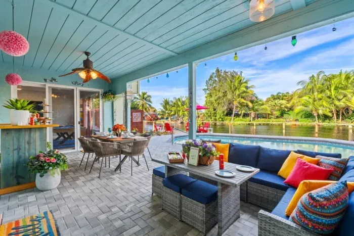 Entertain with ease at the outdoor bar area, ideal for cocktail hours, birthday toasts, and casual group gatherings in Fort Lauderdale.