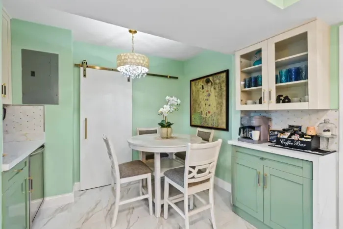 A perfect spot for breakfast planning, board games, and relaxed dinners after the beach, with space for everyone to join.