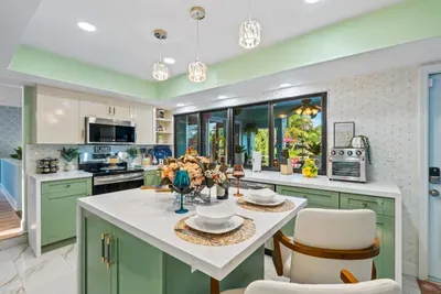 Start the day with family breakfasts before heading to Fort Lauderdale Beach, then come back for lunch and poolside afternoons.