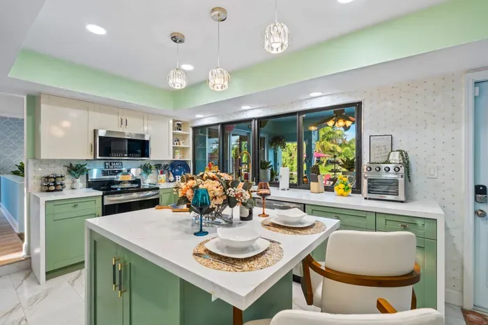 Start the day with family breakfasts before heading to Fort Lauderdale Beach, then come back for lunch and poolside afternoons.