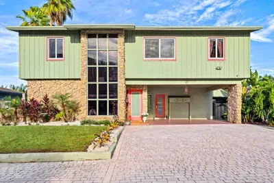 Arrive at your private Fort Lauderdale vacation home with a clean, welcoming entry, simple keypad self-check-in, and an easy start to your waterfront getaway.