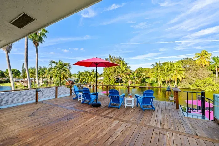 Large-group friendly seating makes this a favorite gathering place, whether you’re celebrating or simply enjoying vacation downtime.