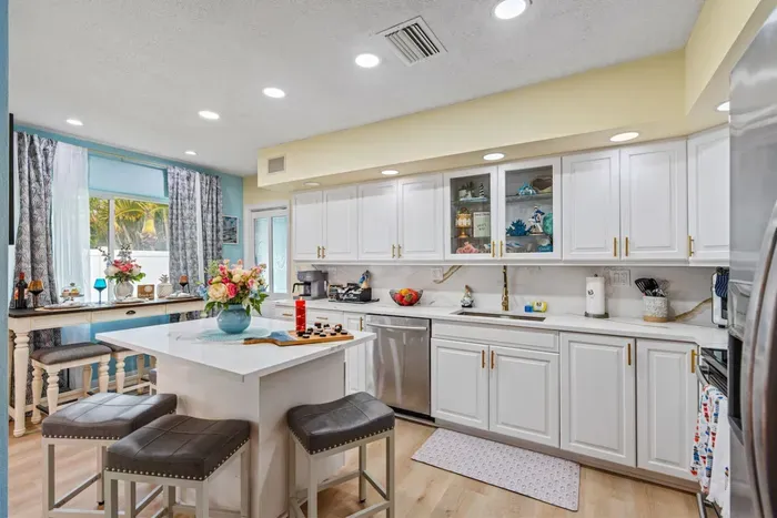Fully equipped kitchen for family meals and group cooking—easy entertaining in an open-concept layout.