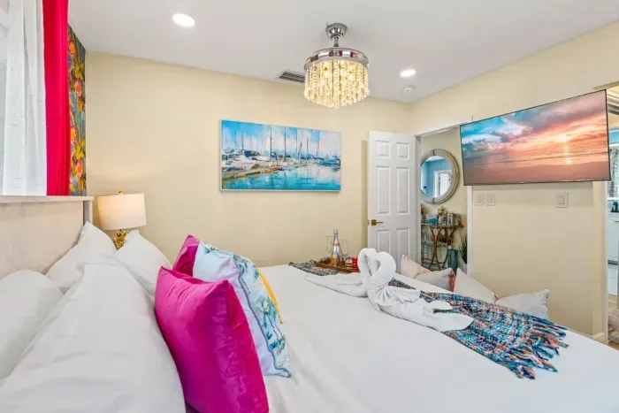 Do you already know what you're going to watch in the comfort of the master bedroom?