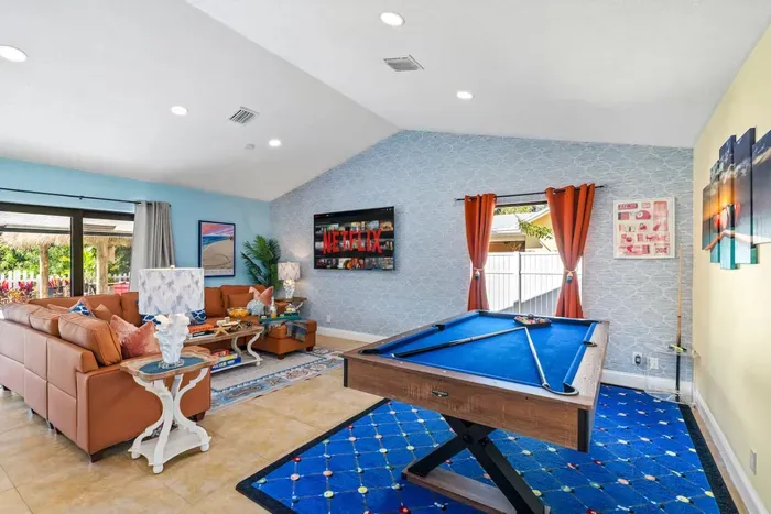 Who will be crowned as the Delray Beach pool vacation champion?