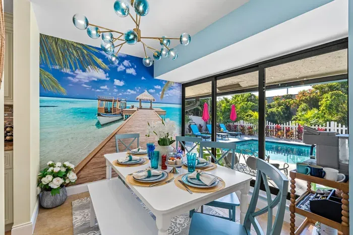 Enjoy tasty family meals by the docks .