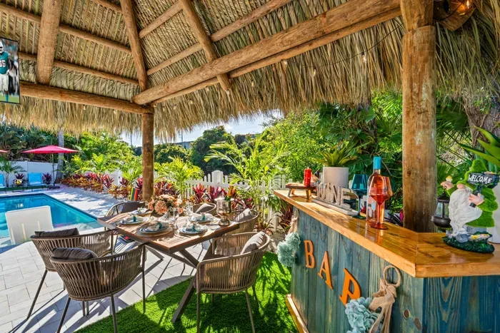 Come to the bar for pre-meal drinks before sitting at the dining table for a tasty feast that can rival even the most acclaimed restaurants in the area.