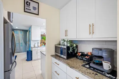 Start your day with fresh coffee from the coffee maker and a quick breakfast at the breakfast bar before heading out to explore Boynton Beach and South Florida.