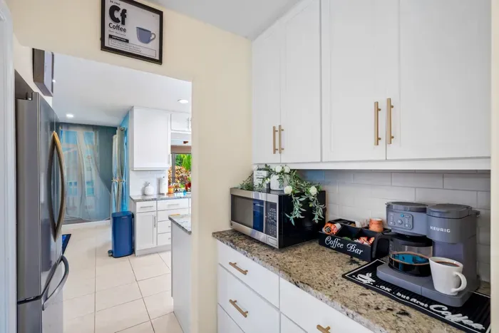 Start your day with fresh coffee from the coffee maker and a quick breakfast at the breakfast bar before heading out to explore Boynton Beach and South Florida.