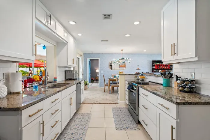 With a microwave, oven, cooker, blender, and more, this kitchen is ready for everything from simple beach-day lunches to full holiday feasts