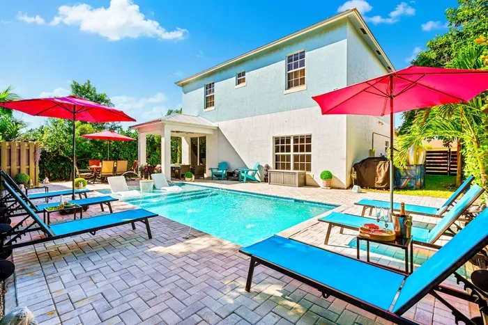 Welcome to your next stunning retreat hidden away at Delray Beach! Starting off with the stunning private patio and pool area, with sun loungers and outdoor furniture seating available - get ready to create everlasting memories in this private oasis!
