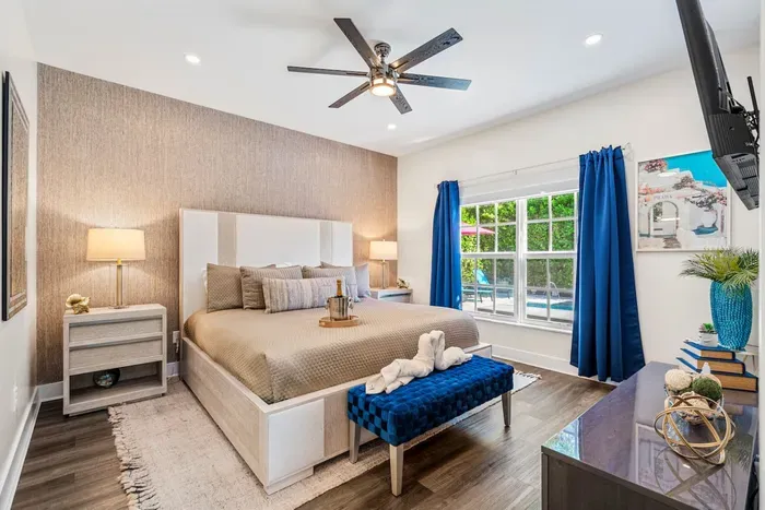 Ready to sleep?  Head to the master bedroom with a stunning modern design, rest up on the king sized bed whilst the sleek style cascades a comfort over you the moment you step into the room.