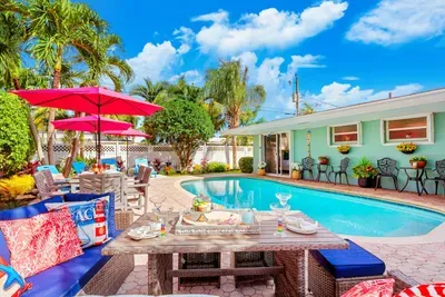 482941_sit_down_by_the_pool_and_enjoy_a_lovely_brunch_01
