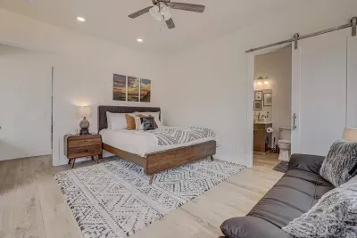 Second bedroom with ensuite bathroom. 