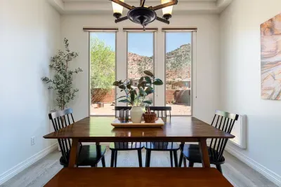 Enjoy your meal with a view of the red cliffs.