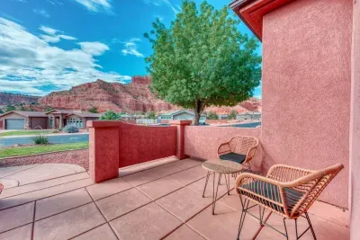 Front porch with amazing red cliff views. 