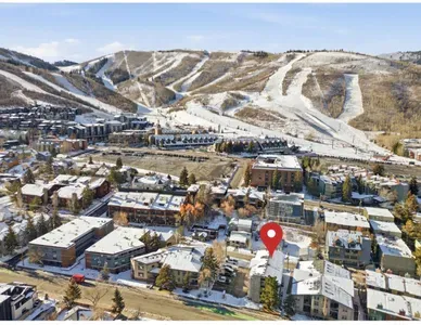 Steps to the slopes—walk to lifts, dining, and après with mountain views.