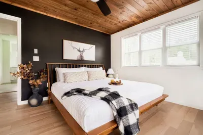 "So beautifully decorated. The home is warm and welcoming, and has so much natural light coming in. The bed is super comfortable." Tina (December 2022)
