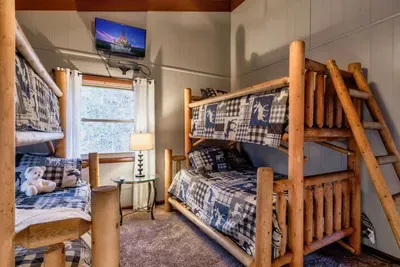 "My family loved the rustic look of the cabin too, we truly got the Tennessee experience. Would definitely stay here again!" Esther (June 2022)