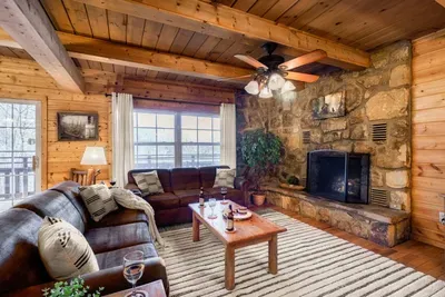 "I picked a perfect place for our large group. We all had our own privacy, the amenities were fabulous. The place was clean and the view was spectacular. Can’t wait to book our next stay." Georgene (June 2022)