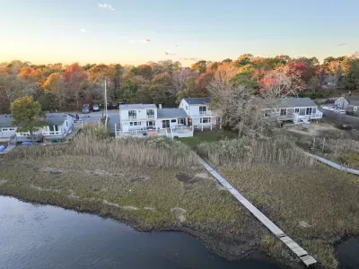 Walk way out to the swan river