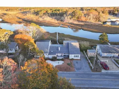 Fully backs up to the swan river 