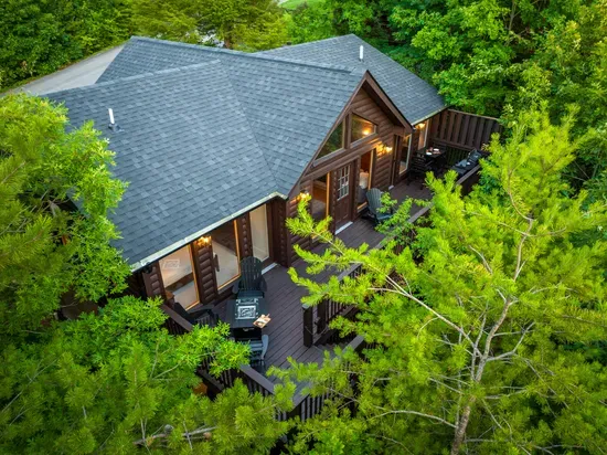 Secluded forest cabin with spacious deck and peaceful treetop views