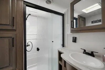 Main bathroom with shower