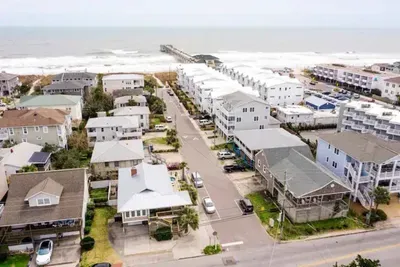 Premiere location, 1 block or 3 min walk to the ocean and the iconic Johnny Mercer pier district.