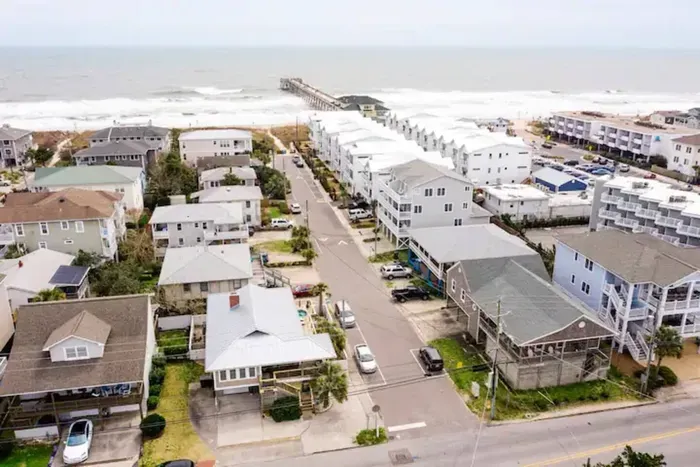 Premiere location, 1 block or 3 min walk to the ocean and the iconic Johnny Mercer pier district.
