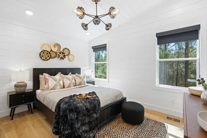 Queen Suite w detached bathroom