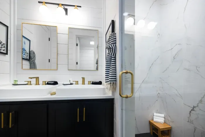 Queen Suite Bathroom w double vanity