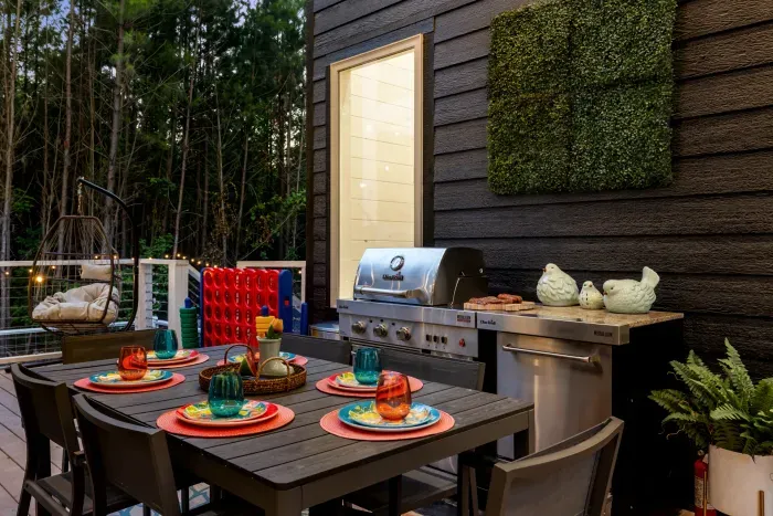 Outdoor grill & dine