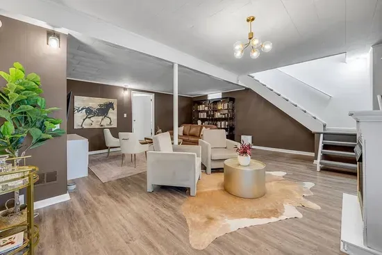 The Mane Stay | 3 BR | Walk to Dining | Close to UK