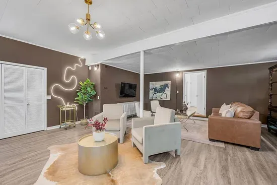 The Mane Stay | 3 BR | Walk to Dining | Close to UK