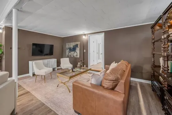 The Mane Stay | 3 BR | Walk to Dining | Close to UK