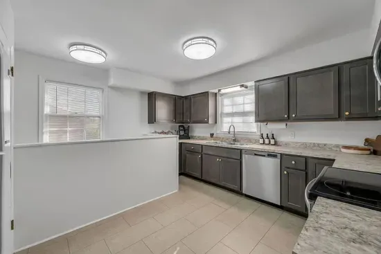 The Mane Stay | 3 BR | Walk to Dining | Close to UK