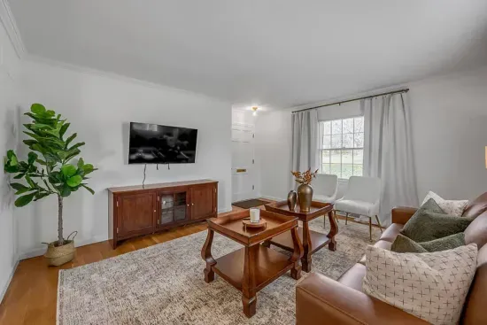 The Mane Stay | 3 BR | Walk to Dining | Close to UK