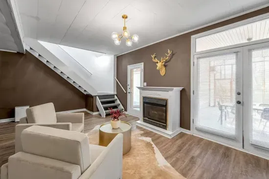 The Mane Stay | 3 BR | Walk to Dining | Close to UK