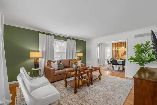 The Mane Stay | 3 BR | Walk to Dining | Close to UK