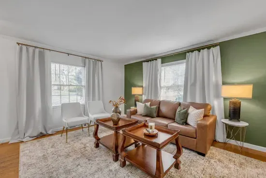 The Mane Stay | 3 BR | Walk to Dining | Close to UK