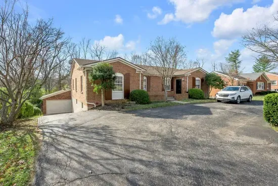 The Mane Stay | 3 BR | Walk to Dining | Close to UK