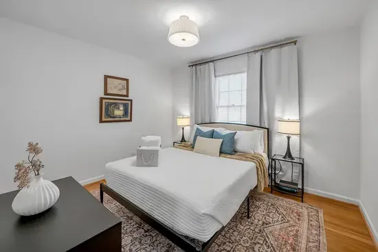 The Mane Stay | 3 BR | Walk to Dining | Close to UK