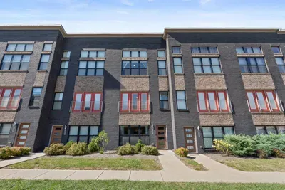 Located in the trendy Distillery Heights Townhome Complex close to Rupp Arena, Central Bank Center, Gatton Park, Distillery District, University of Kentucky, Manchester Hotel, and much more.