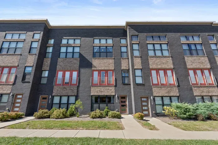 Located in the trendy Distillery Heights Townhome Complex close to Rupp Arena, Central Bank Center, Gatton Park, Distillery District, University of Kentucky, Manchester Hotel, and much more.